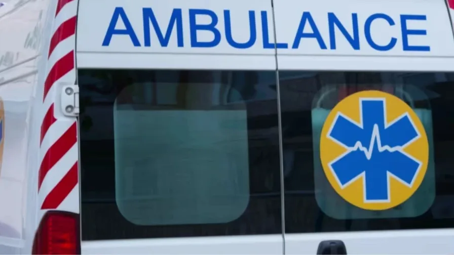 У Києві уламки дрона впали на дах 25-поверхівки, спалахнула пожежа