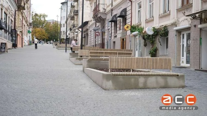 (ФОТО) Нові вуличні меблі на Заньковецької є частиною майбутніх відпочинкових зон із клумбами