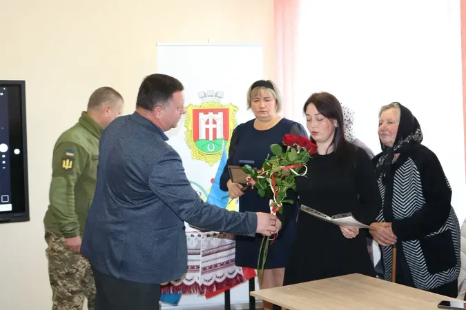 На Волині родині загиблого Героя вручили посмертну нагороду, а сестрі захисника – відзнаку за поранення (фото)