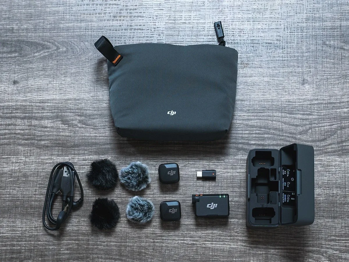 Весь комплект DJI Mic Mini на двоих: передатчики, приёмник, ветрозащиты, переходник и зарядный футляр
