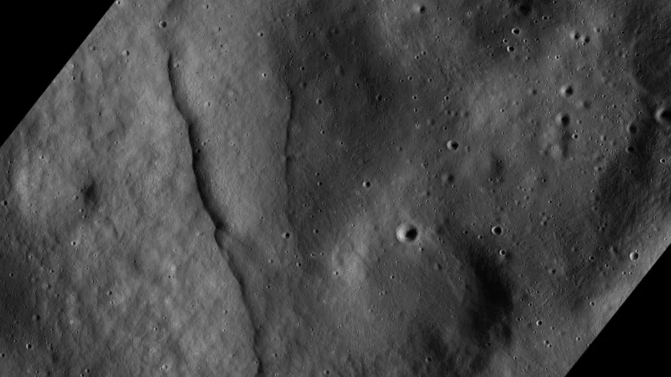 Аналіз зображень, зроблених камерою LROC (Lunar Reconnaissance Orbiter Camera), дозволив виявити не тільки лобатні уступи, але й менші «складки» на місячних рівнинах (mare ridges)