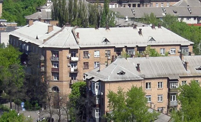 Пошкоджений росіянами будинок на Новодарницькій у Києві відновлять за 15,8 млн гривень