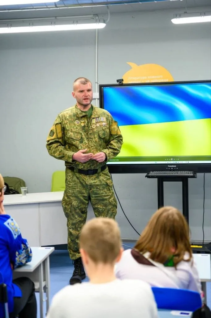 За півтора року Данило Качура провів близько 250 зустрічей зі школярами.