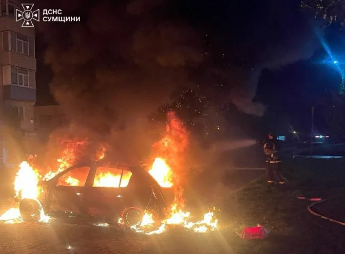 У Сумах через удар ворожого FPV-дрона по цивільному авто поранено людину