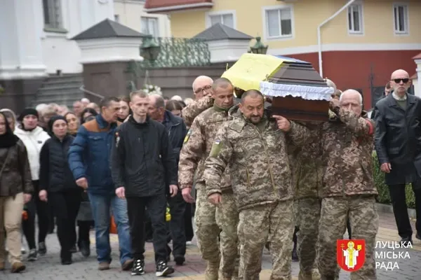 «Віддавав військовим власне взуття»: у Луцьку попрощалися з волонтером та воїном Володимиром Тарановичем (фото)