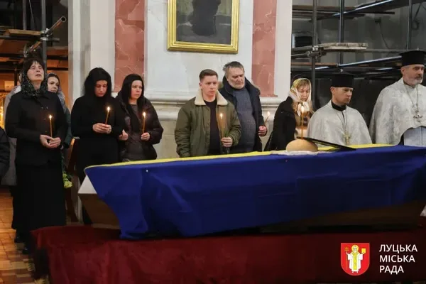 Залишилася трирічна донька: у Луцьку провели в останню дорогу воїна&nbsp;Артема Тютюнника (фото)