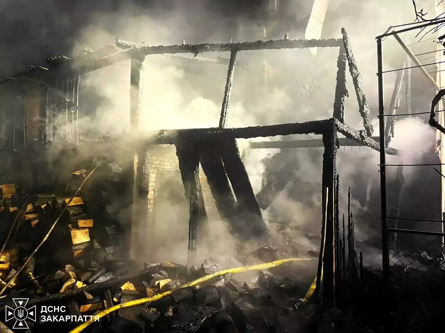 На Тячівщині вогнеборці ліквідували пожежу в прибудові до житлового будинку