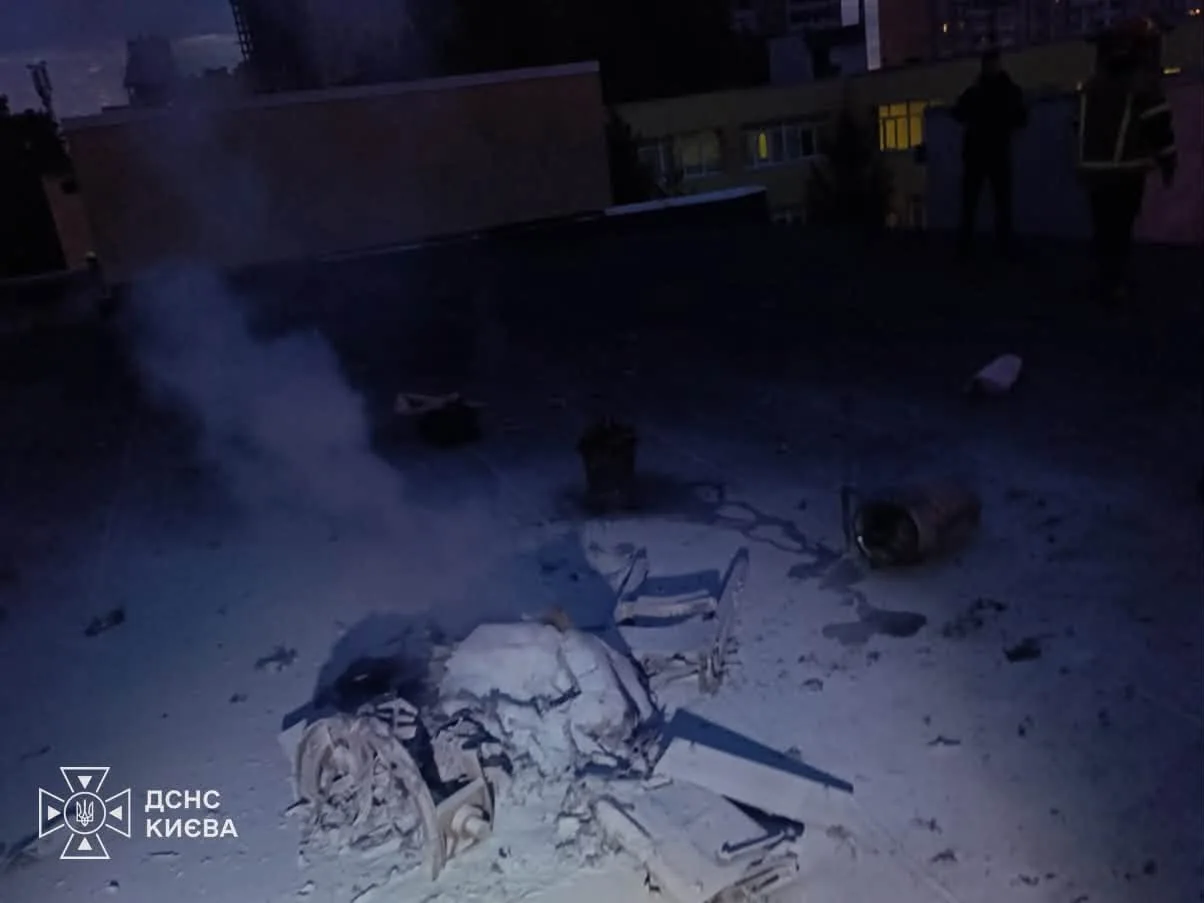 Рятувальники ліквідували пожежу спричинену російською атакою на столицю (фото) Рятувальники ліквідували пожежу спричинену російською атакою на столицю (фото)