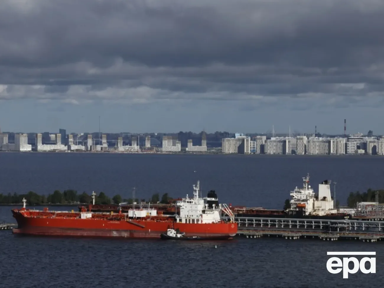 Віце-прем'єр РФ заявив, що перший танкер із російською нафтою вже відвантажено на світовий ринок