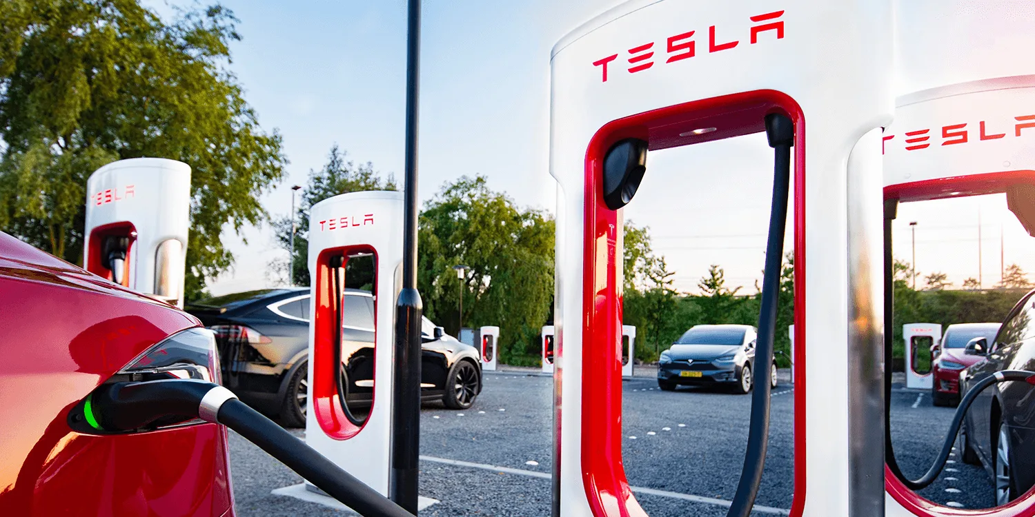 Tesla представила нову безпекову функцію, яка дозволяє тікати зі станцій зарядки