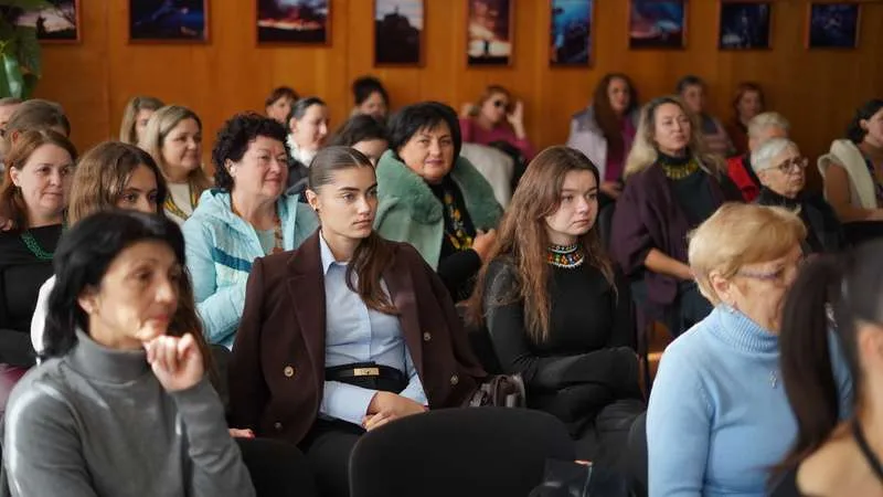 Бісерна етнореконструкція в сучасному інтер’єрі – буковинка із США презентувала нову книгу 