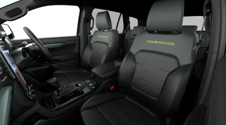 Кожаный салон Ford Everest Wolftrak с вышитыми эмблемами на спинках сидений