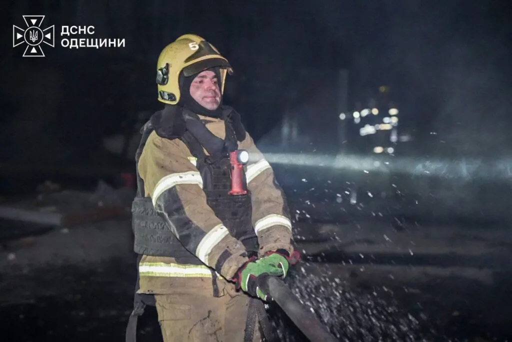 Понад 50 вогнеборців ліквідовували масштабну пожежу від влучання ворога по підприємству в Одесі