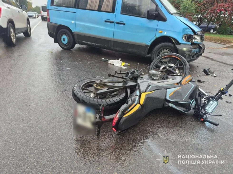 Поліція розслідує зіткнення мотоцикла з Mercedes
