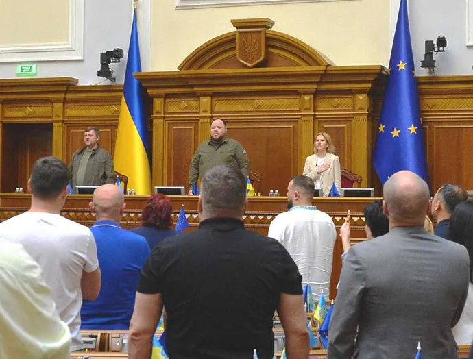 У найскладніший бюджет війни нардепи намагаються протягнути мільярди на футбольні поля, мисливство та інше