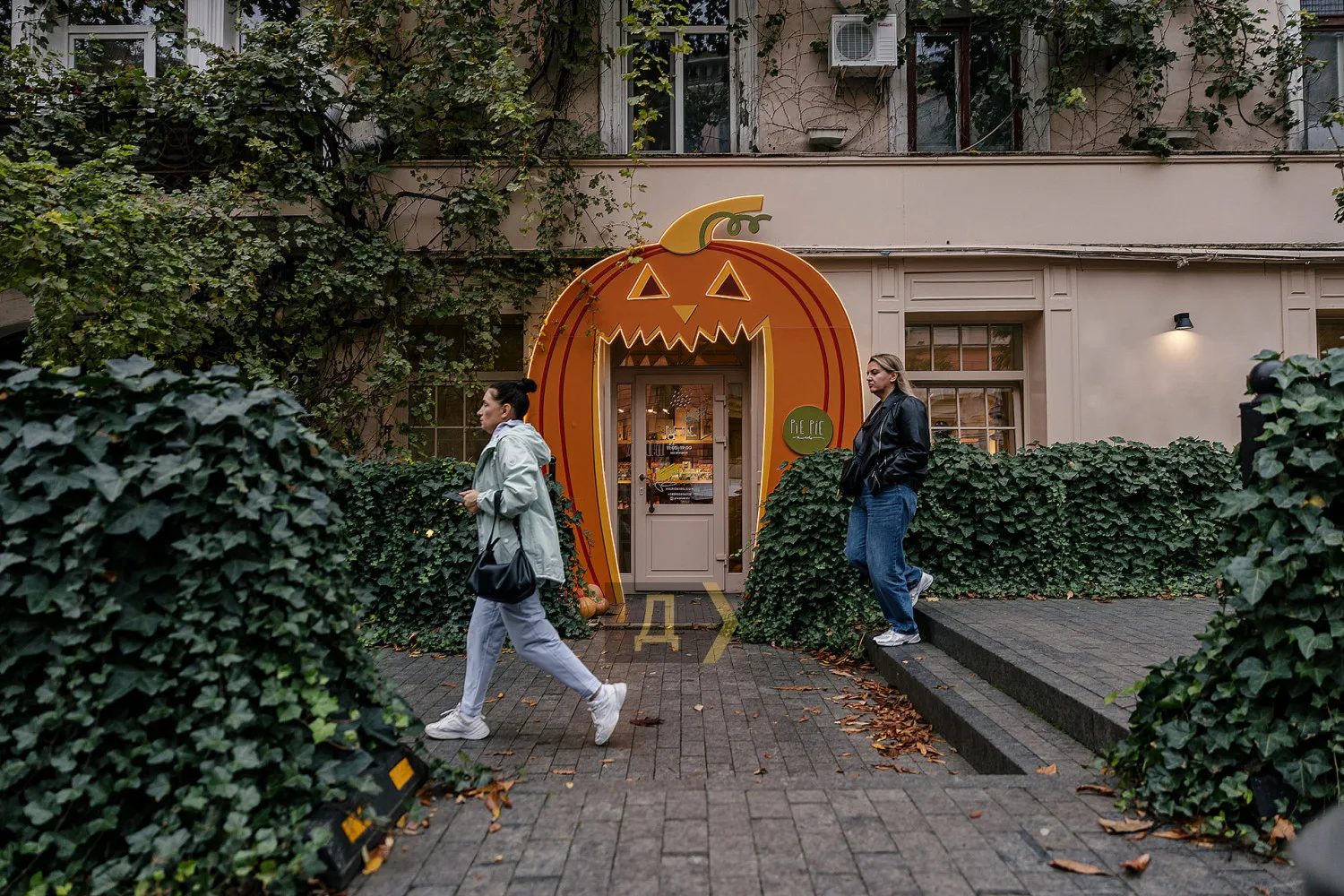 Одесса без страшилок, но с уютными фотозонами: как центр города готовится к Хеллоуину (фото)