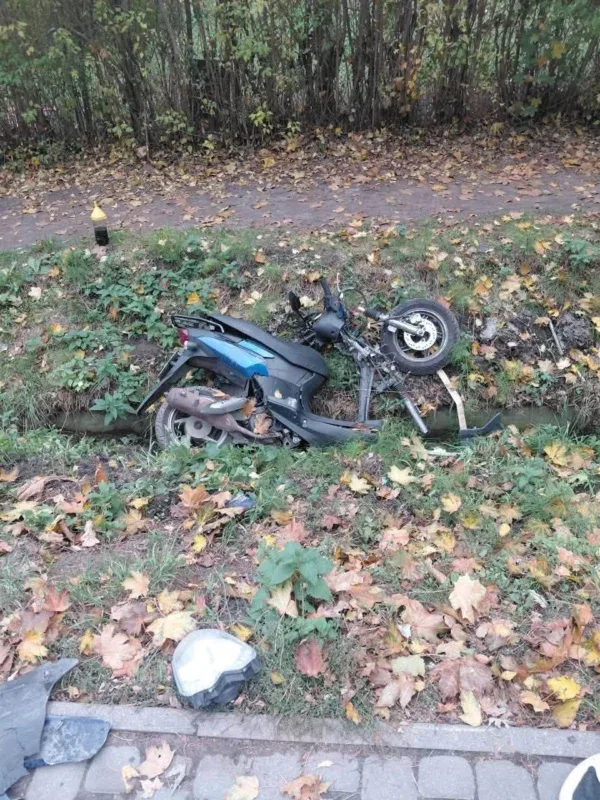 У Брюховичах мопед влетів у машину