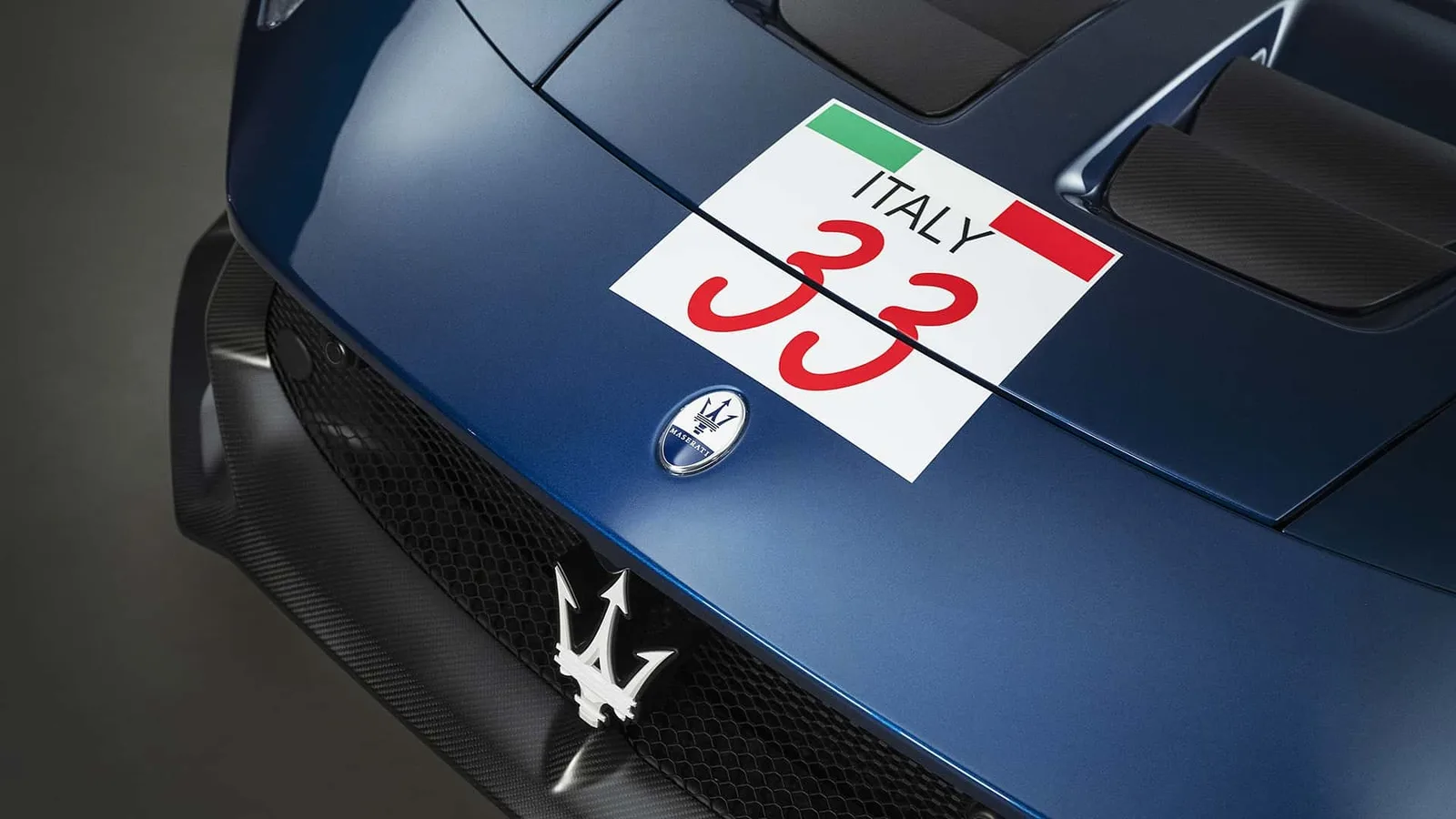 В цветах легенды и с подписью чемпиона: Maserati представила уникальный GT2 Stradale в честь MC12