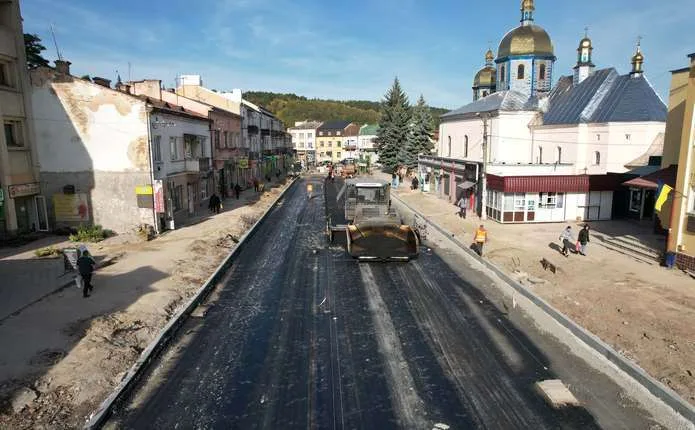 На міжнародній трасі сполученням через Чернівці стартував новий етап ремонту: влаштування асфальтобетону