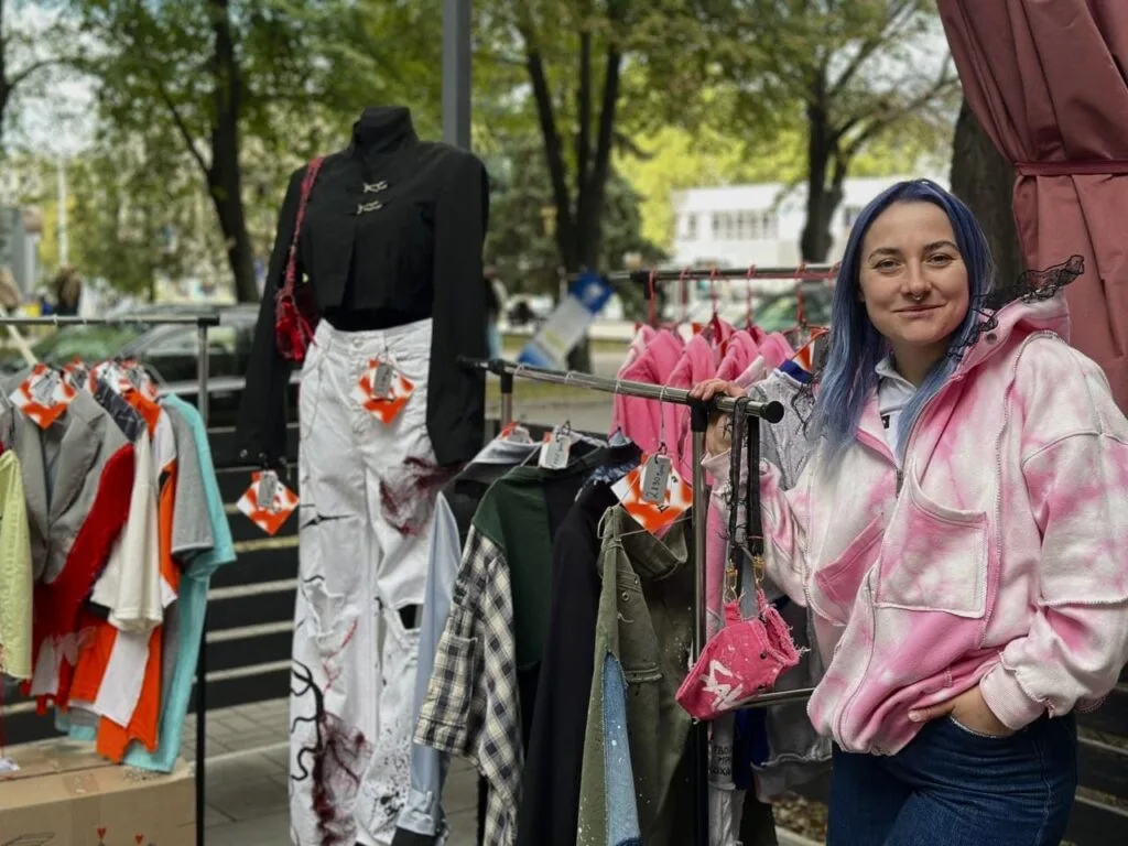 Запоріжанка Карина Буряк, яка займається пошиттям та художнім розписом одягу.