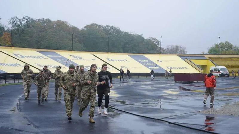 (ФОТО) Понад сотня учасників: у Чернівцях зафіксували рекорд України з масового забігу військових і ветеранів