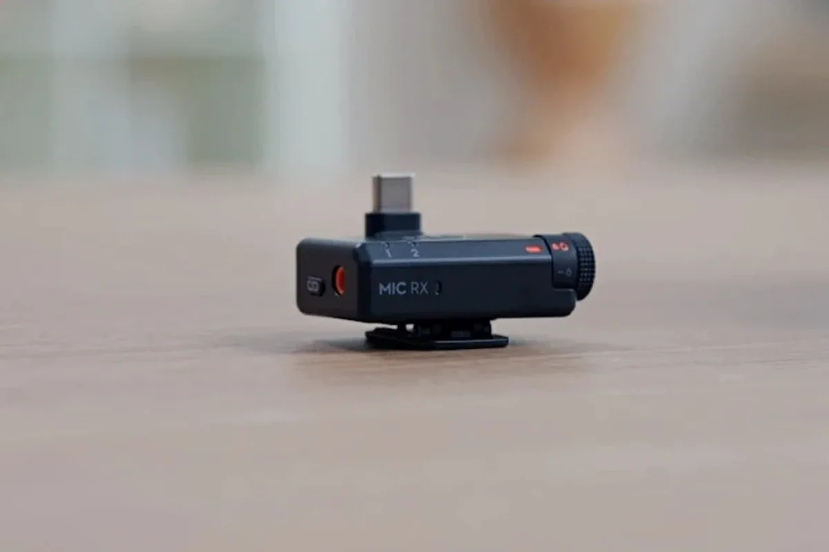 Приёмник DJI Mic Mini с переходником USB-C для смартфона крупным планом