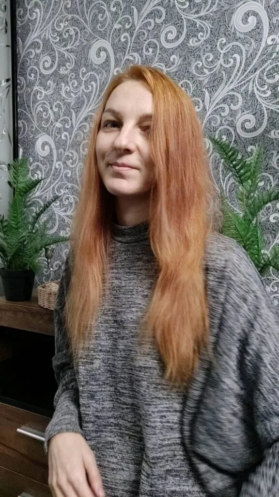 Альона Мельник – запорізька майстриня, яка займається плетінням із паперової лози.
