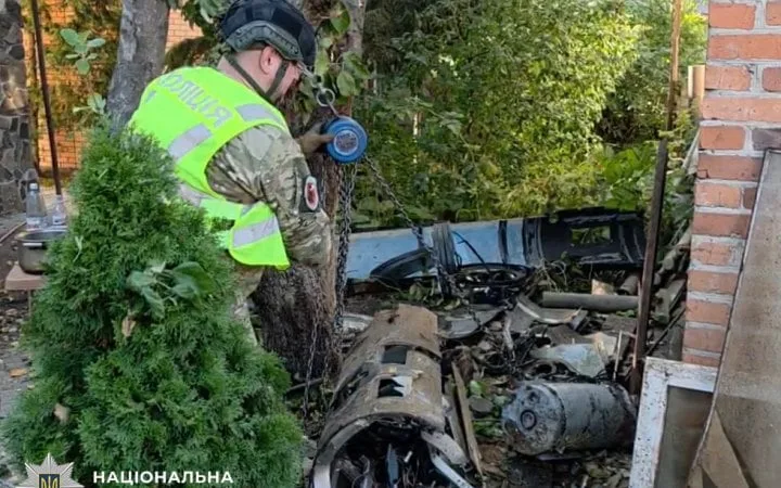 У Києві знайшли частину російського БпЛА вагою 90 кг, яка застрягла в землі біля будинку