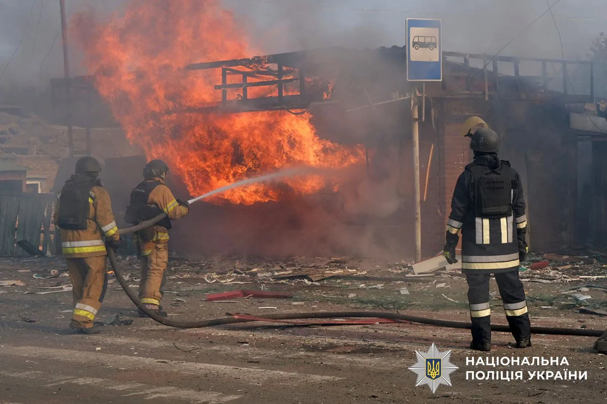Наслідки удару чотирма авіабомбами ФАБ-250 по Ясногірці — зруйновані оселі та пошкоджені цивільні автомобілі
