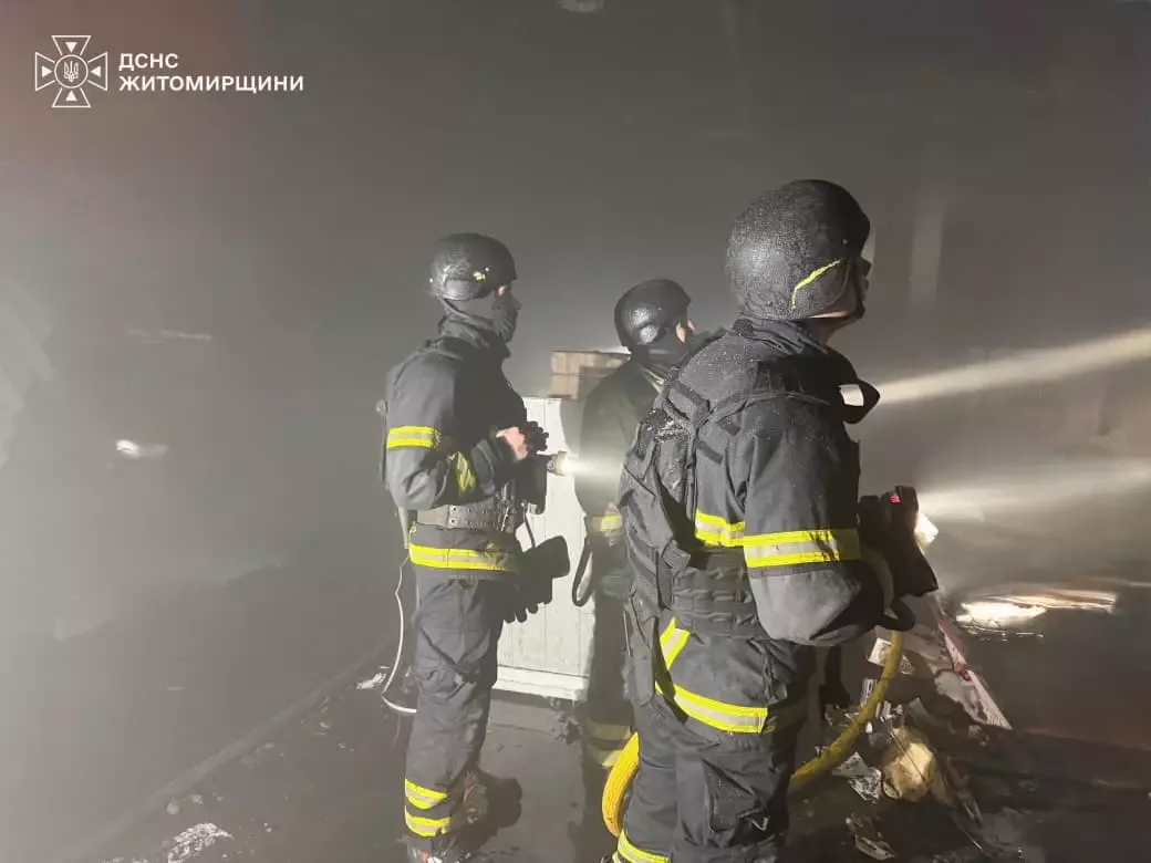 Ліквідація пожежі на залізничній інфраструктурі після російського обстрілу