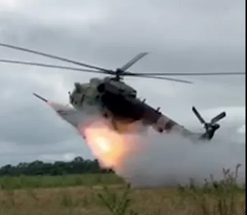 Майже над самою землею — і різко вгору: екіпажі Мі-8 показали пуски НАР із кабрування 