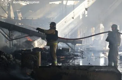 Гасіння пожежі вантажного терміналу в Миколаєві після атаки безпілотників