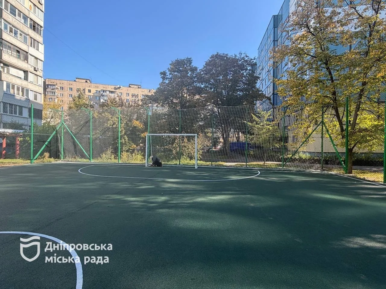 Нові ворота, огорожа, розмітка: у Дніпрі оновили футбольне поле на вул. Новорічній