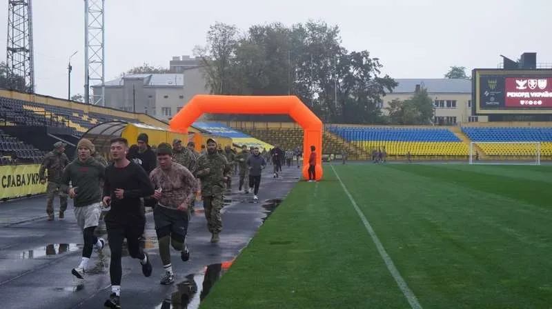 (ФОТО) Понад сотня учасників: у Чернівцях зафіксували рекорд України з масового забігу військових і ветеранів