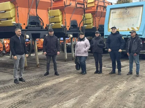На Волині готують дороги до зими: перевірили техніку та встановлюють знаки «Слизька дорога» (фото)