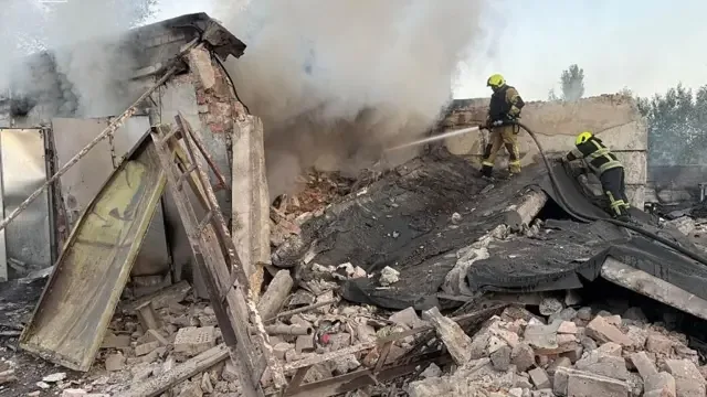 ДСНС гасить пожежу в Дарницькому районі Києва після російського удару 6 жовтня 