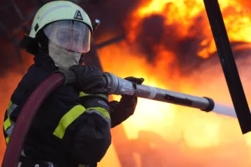 У Києві внаслідок падіння уламків дрона пожежа у житловому будинку