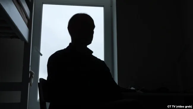 Віталій просить не показувати його обличчя: він досі побоюється російських військових. Чоловік розповідає, що довго не виїжджав, оскільки доглядав за літньою родичкою