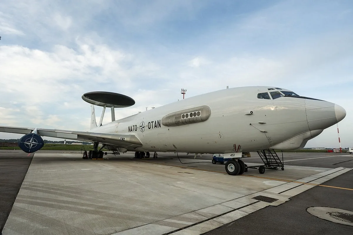 Літак дальнього радіолокаційного стеження AWACS у Литві 