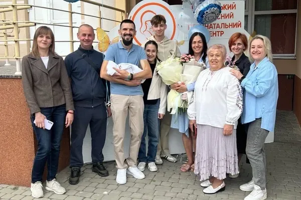 Підприємиця Ольга Хмаровська під час виписки з перинатального центру з рідними
