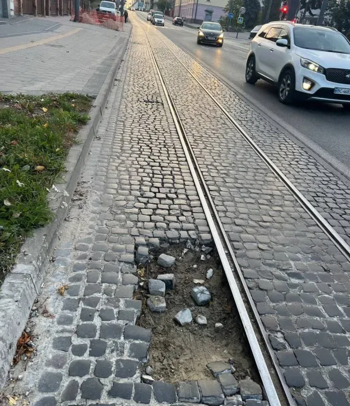 У Львові на популярній вулиці утворилась підступна яма