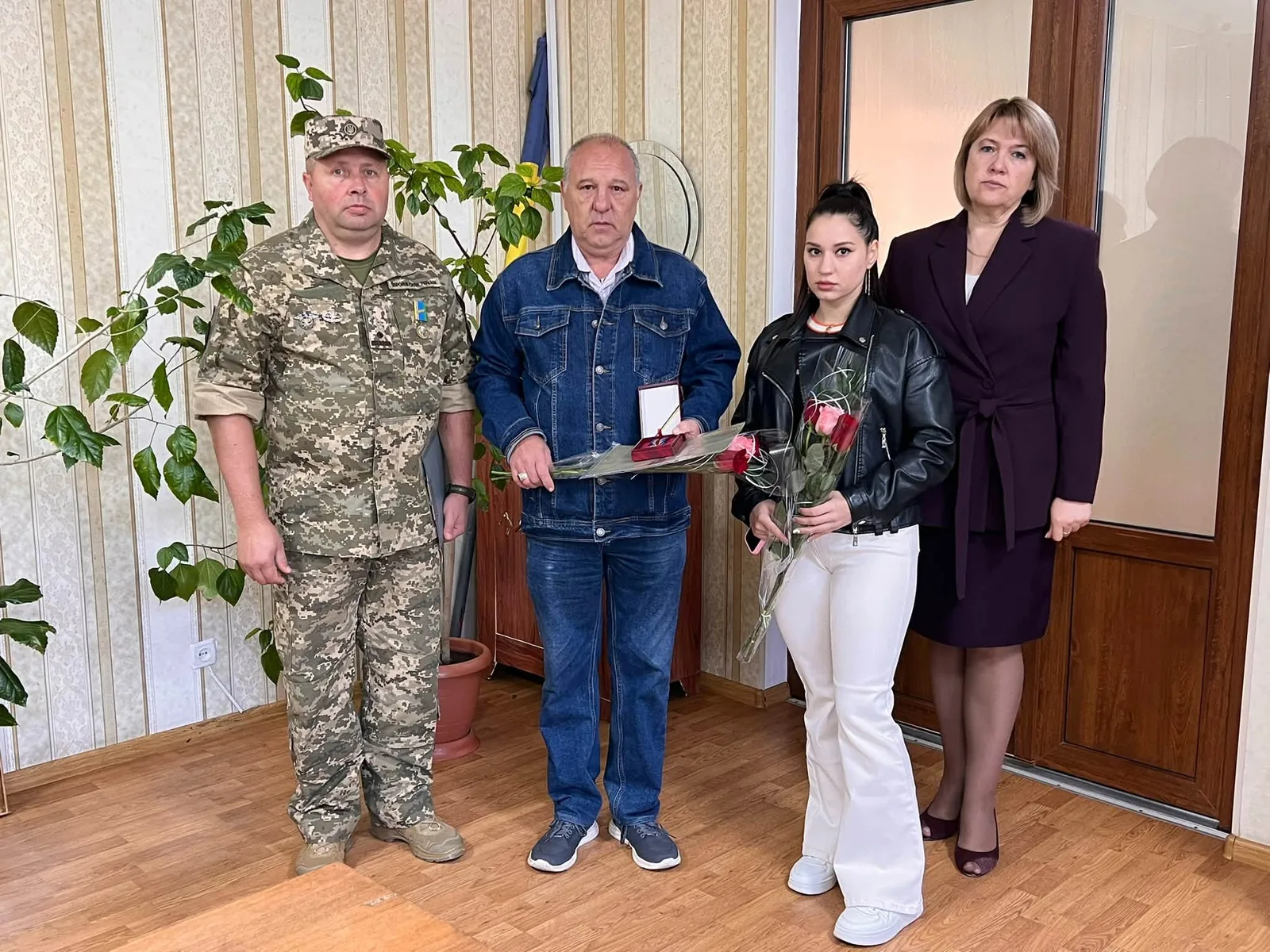 Родині загиблого в боях за Херсонщину вчителя-Героя з Арциза передали «Хрест Доблесті»