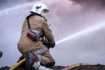 У Києві російський дрон влучив у школу, виникла пожежа