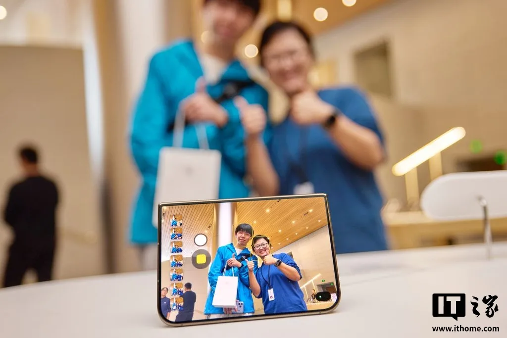 iPhone Duo: світова прем'єра в Apple Store