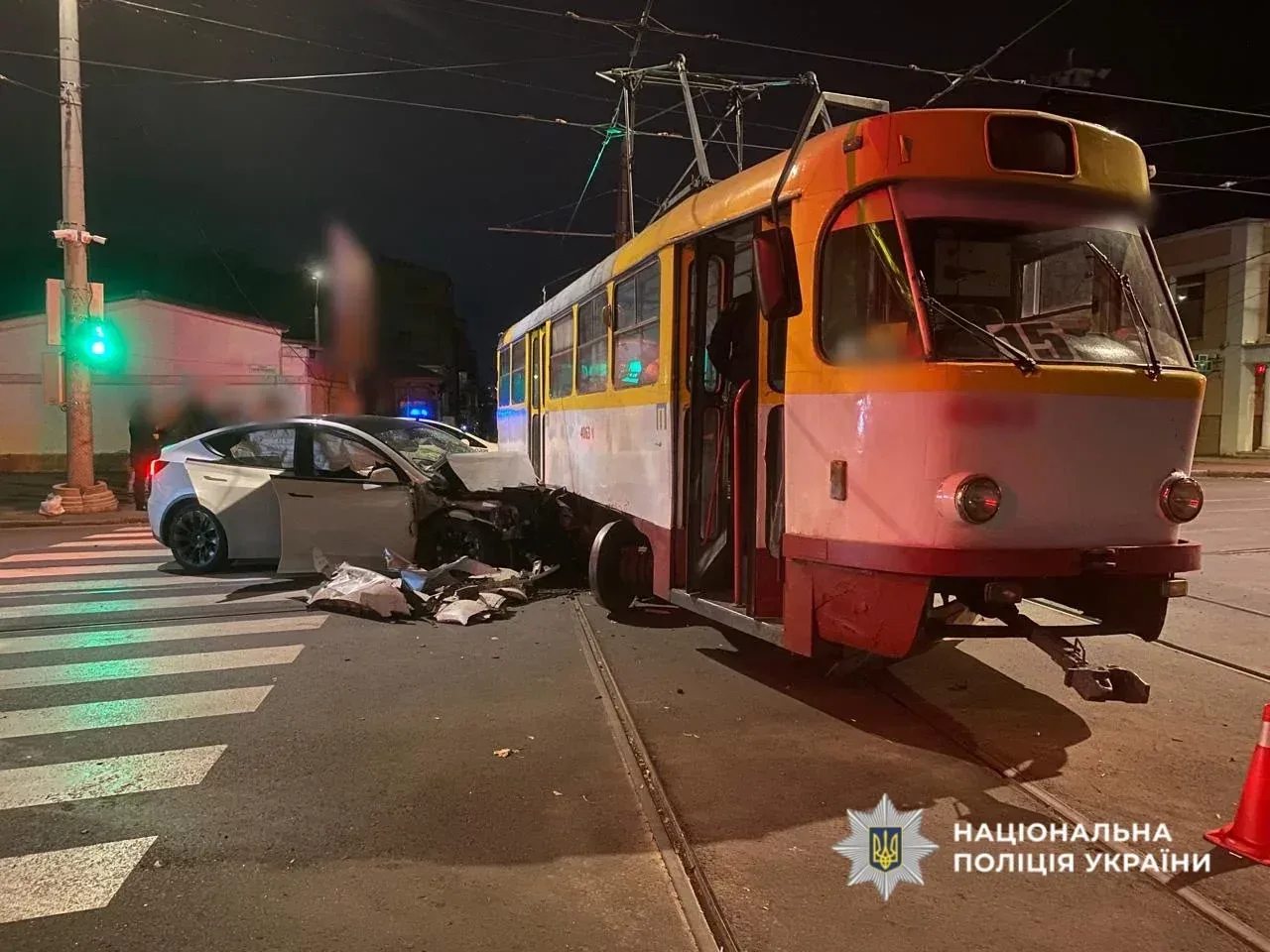 На Старопортофранківській в Одесі Tesla зіткнулася з трамваєм: водій легковика загинув