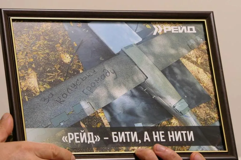 Послання на бойовому дроні: захисники 413-го полку передали Калуській громаді особливий пам’ятний дарунок