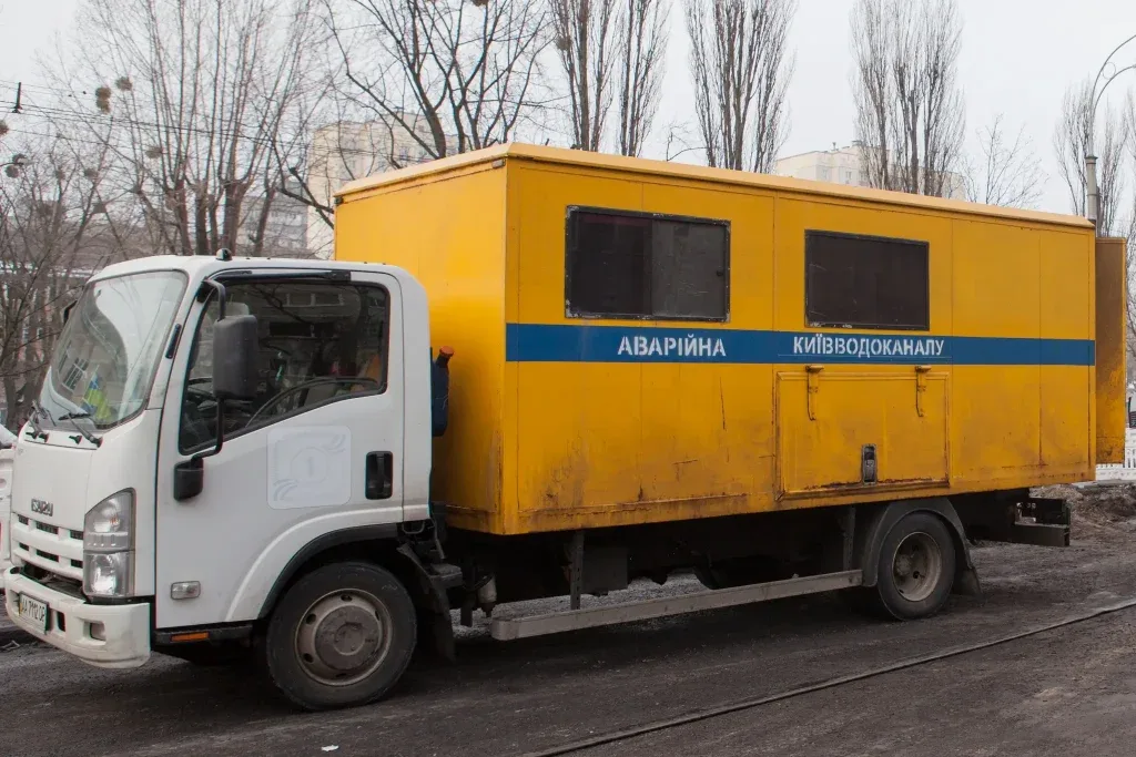 У Києві на вулиці Голосіївській аварія на водогоні: постраждало авто, обмежено водопостачання
