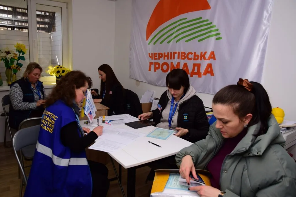 Благодійні фонди спільно з Чернігівською громадою підтримують переселенців, зокрема гуманітарною та правовою допомогою.