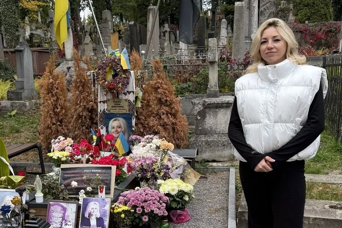 Блогерка розлютила дочку Ірини Фаріон світлинами на могилі мовознавиці (фото)