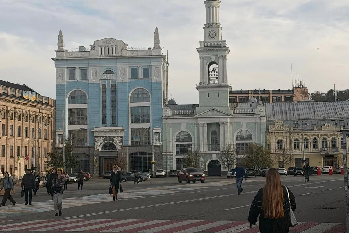 На місці оглядового колеса на Контрактовій площі утворилася стихійна парковка